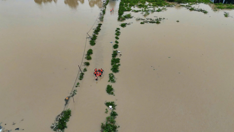 Lực lượng Công an Khánh Hòa dầm mình trong mưa lũ sư tán, cứu nạn nhiều người dân trong vùng lũ lụt -0