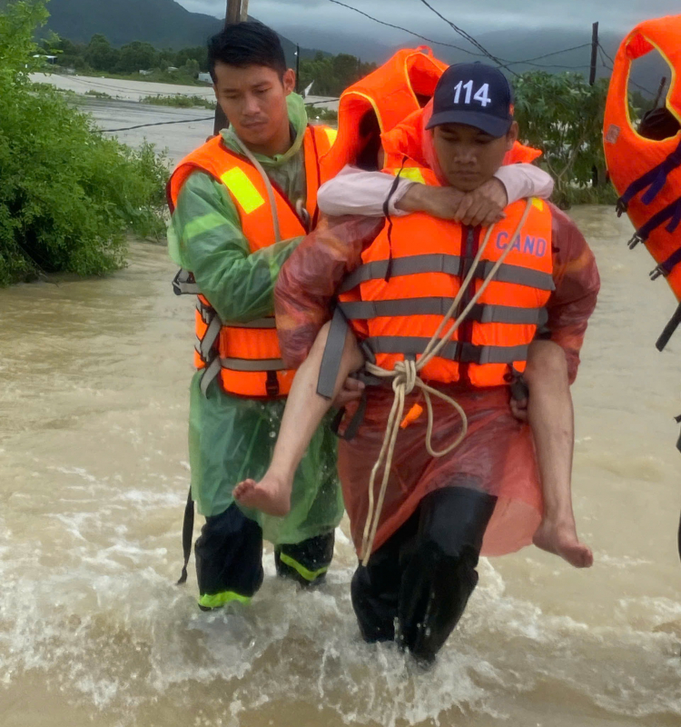 Lực lượng Công an Khánh Hòa dầm mình trong mưa lũ sư tán, cứu nạn nhiều người dân trong vùng lũ lụt -0