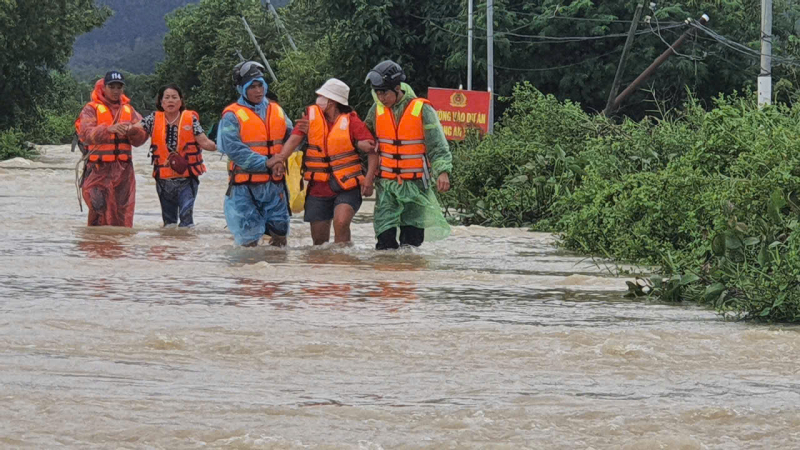 Lực lượng Công an Khánh Hòa dầm mình trong mưa lũ sư tán, cứu nạn nhiều người dân trong vùng lũ lụt -0