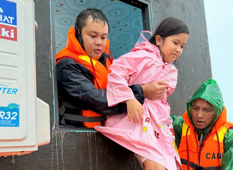                Công an xã Tây Hòa vượt lũ bằng xuồng, cứu nạn 7 người trong một gia đình -0