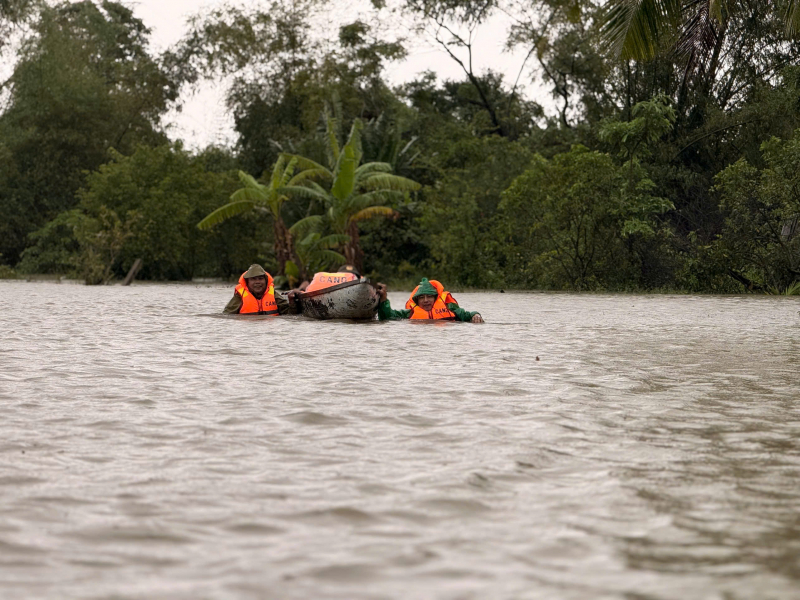                Công an xã Tây Hòa vượt lũ bằng xuồng, cứu nạn 7 người trong một gia đình -0