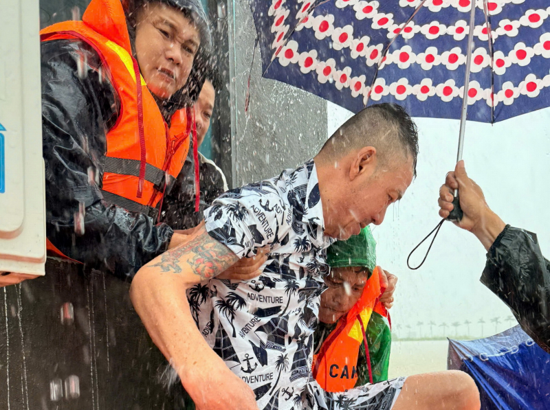                Công an xã Tây Hòa vượt lũ bằng xuồng, cứu nạn 7 người trong một gia đình -0