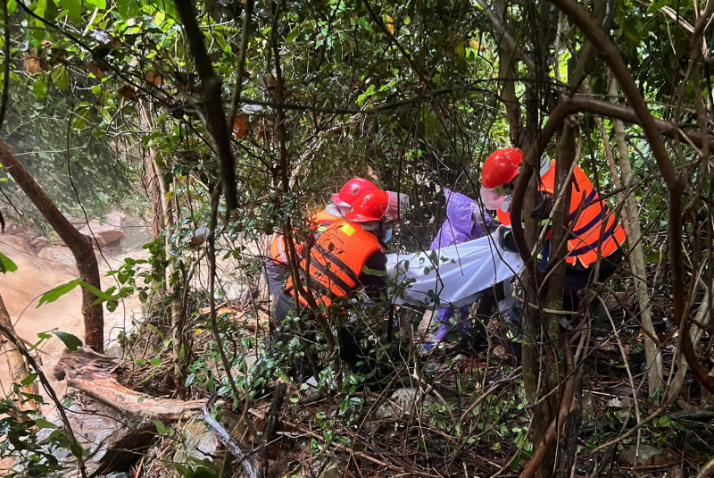 Tìm thấy thi thể người đàn ông mất tích trong vụ sạt lở đất đá bên đường đèo Khánh Sơn -0
