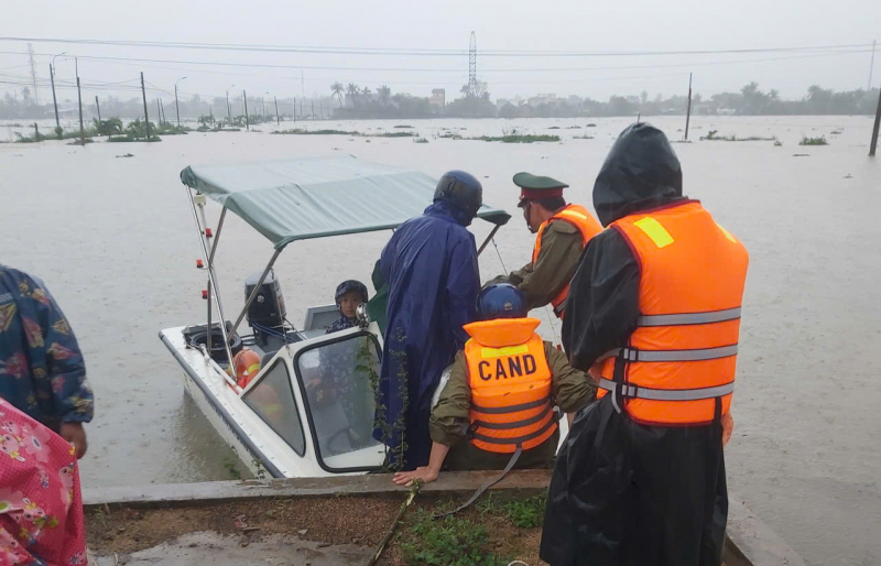 Багато низинних районів на сході Даклаку були затоплені, поліція всю ніч намагалася рятувати людей -0