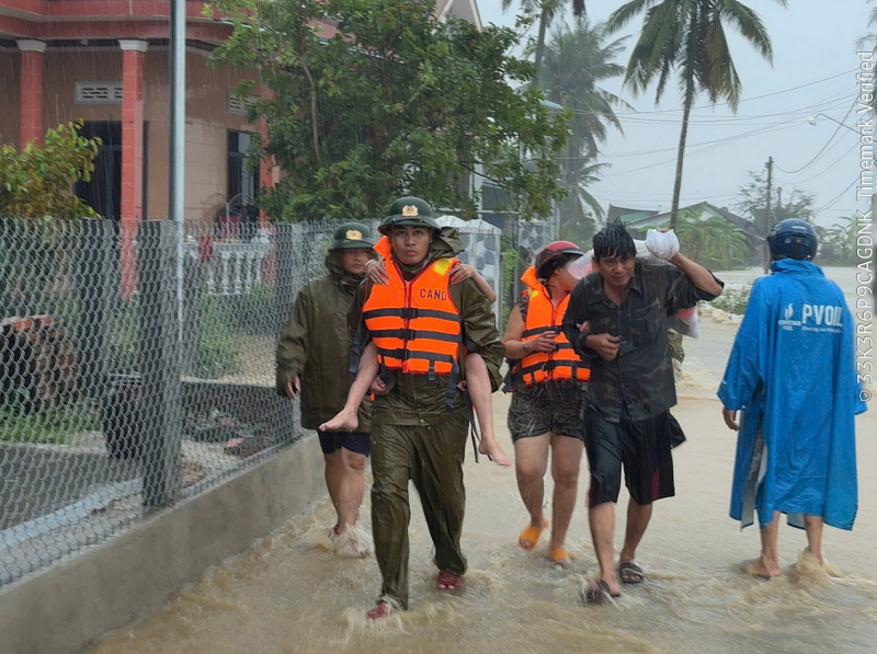 Багато низинних районів на сході Даклаку були затоплені, поліція всю ніч намагалася рятувати людей -0