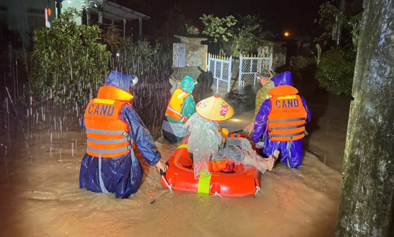 Багато низинних районів на сході Даклаку були затоплені, поліція всю ніч намагалася рятувати людей -0