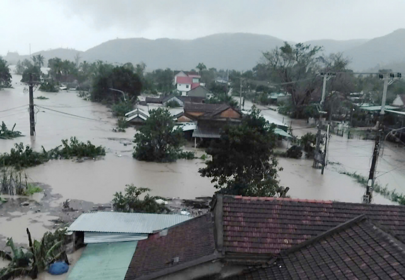 Багато низинних районів на сході Даклаку були затоплені, поліція всю ніч намагалася рятувати людей -0