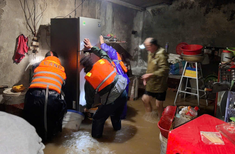 Багато низинних районів на сході Дак Лака були затоплені, поліція всю ніч намагалася рятувати людей -0