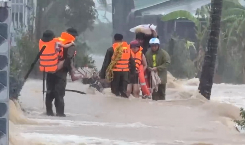 Багато низинних районів на сході Даклаку були затоплені, поліція всю ніч намагалася рятувати людей -0