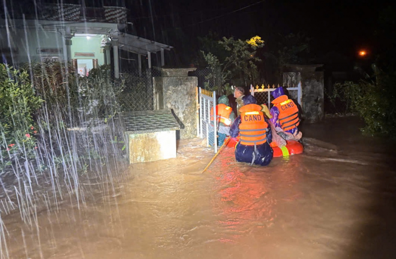 Багато низинних районів на сході Даклаку були затоплені, поліція всю ніч намагалася рятувати людей -0