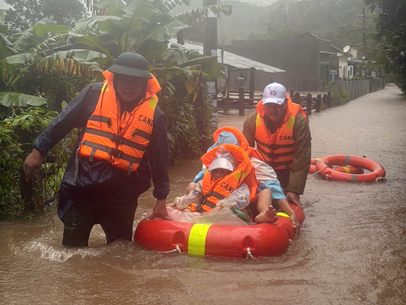 Багато низинних районів на сході Даклаку були затоплені, поліція всю ніч намагалася рятувати людей -0