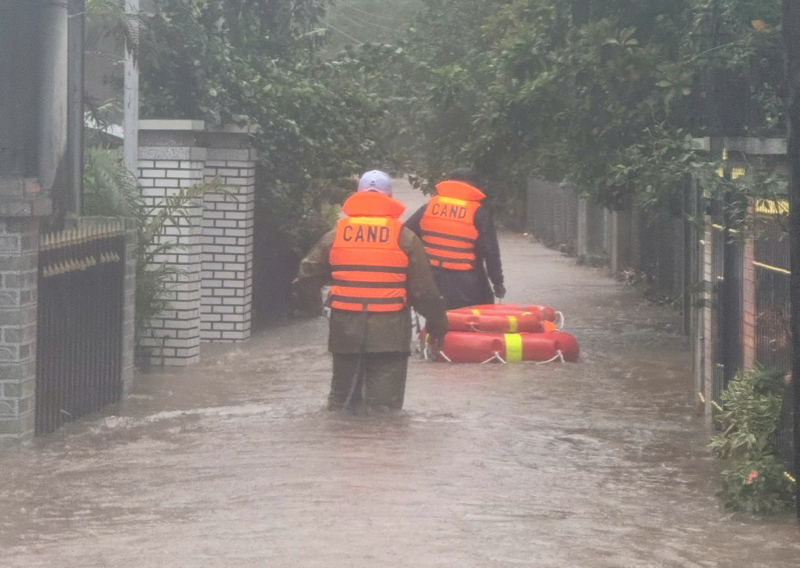 Багато низинних районів на сході Даклаку були затоплені, поліція всю ніч намагалася рятувати людей -0