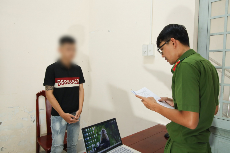 Dàn cảnh cướp điện thoại để xóa hình ảnh nhạy cảm của người tình -0