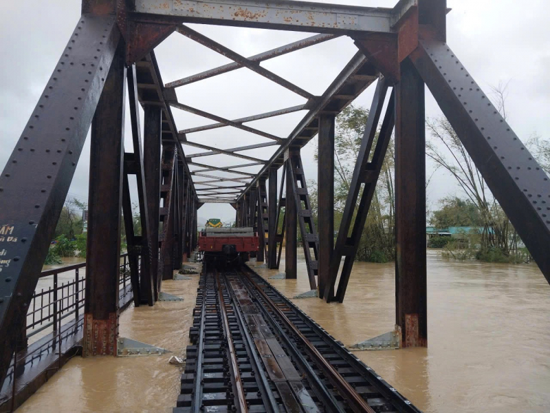 A vasút továbbra is tehervonatokat küld, hogy megakadályozza két vasúti híd sodródását Dieu Tri-ben -0