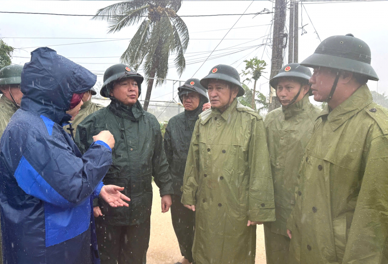 Phải di dời dân khẩn cấp người dân ở vùng nguy hiểm trước khi trời tối -0