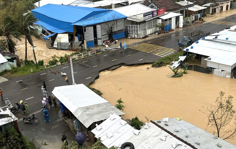 Phải di dời dân khẩn cấp người dân ở vùng nguy hiểm trước khi trời tối -0