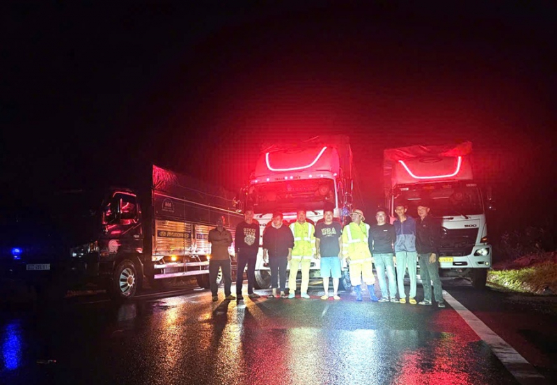 Trắng đêm thông đường, giải cứu hàng loạt xe ôtô mắc kẹt trên đèo Khánh Lê -0