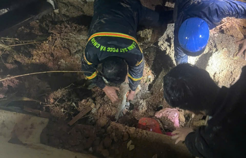 Cứu sống bé gái 7 tuổi bị đất đá vùi lấp tại nhà -0