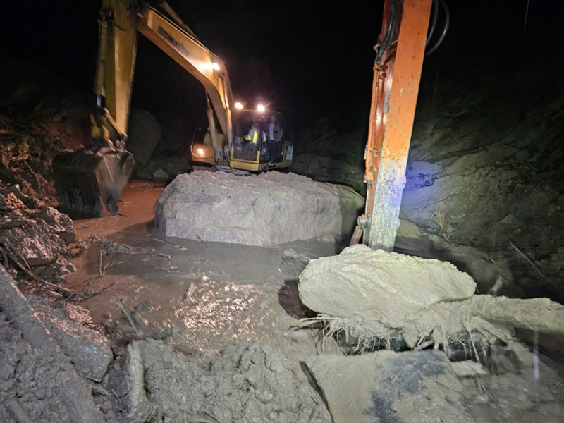 Trắng đêm thông đường, giải cứu hàng loạt xe ôtô mắc kẹt trên đèo Khánh Lê -0