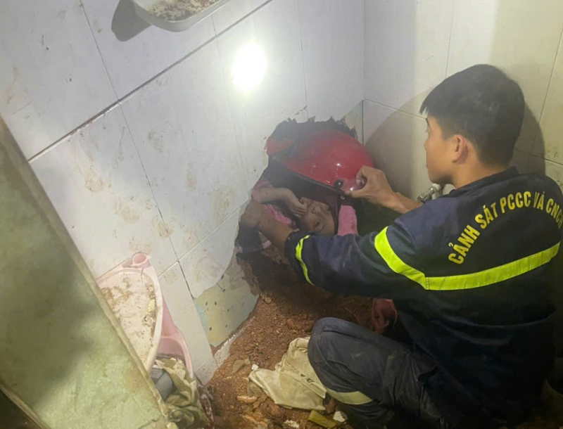 Cứu sống bé gái 7 tuổi bị đất đá vùi lấp tại nhà -0