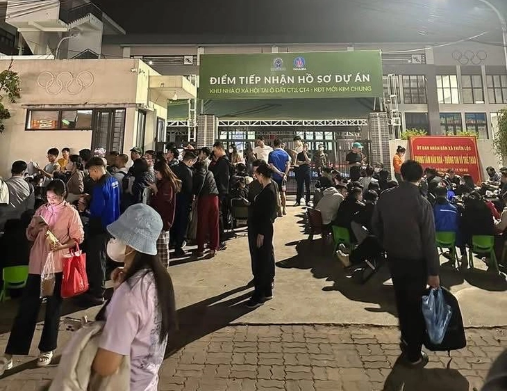 Chen lấn xuyên đêm giành suất mua nhà ở xã hội: Cơn khát an cư ngày càng căng thẳng -0