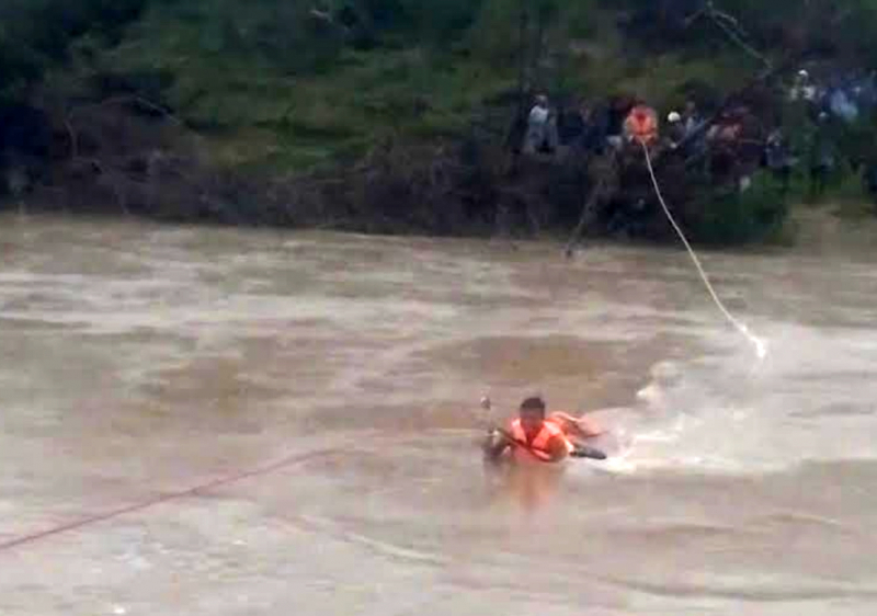 Giải cứu thành công 31 người dân bị cô lập bên bờ sông Ba -0