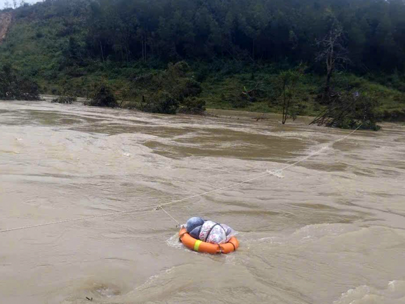 Giải cứu thành công 31 người dân bị cô lập bên bờ sông Ba -1