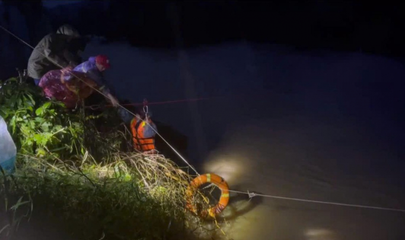 Giải cứu thành công 31 người dân bị cô lập bên bờ sông Ba -2