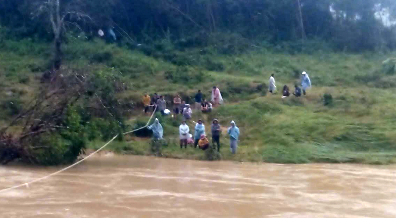 Giải cứu thành công 31 người dân bị cô lập bên bờ sông Ba -3