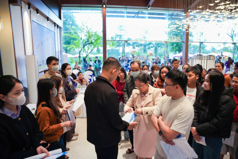 Cientos de personas participan en sorteos para comprar viviendas sociales -0