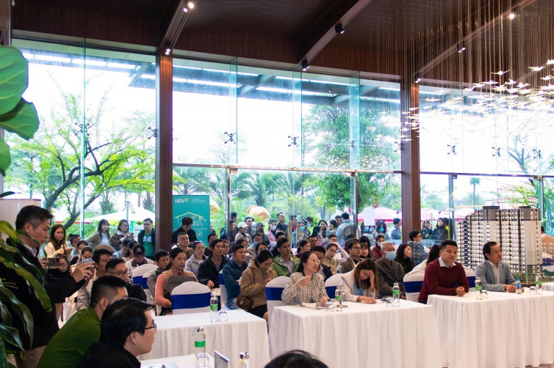 Cientos de personas participan en sorteos para comprar viviendas sociales -0