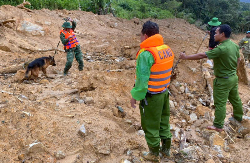 اولین قربانی رانش زمین که منجر به مفقود شدن ۳ نفر در مرز دانانگ شد، پیدا شد -۰