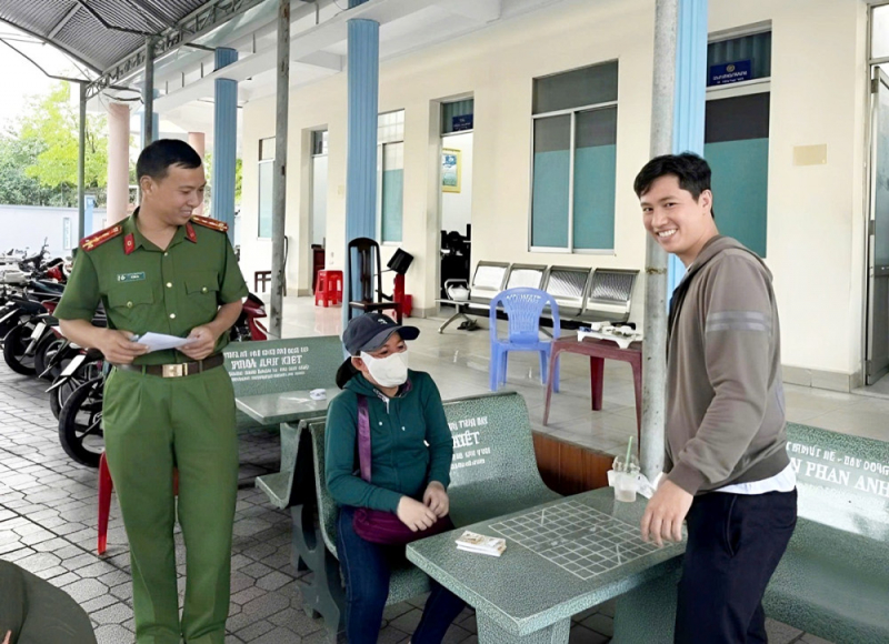 Edle Geste der Lottoscheinverkäuferin -0