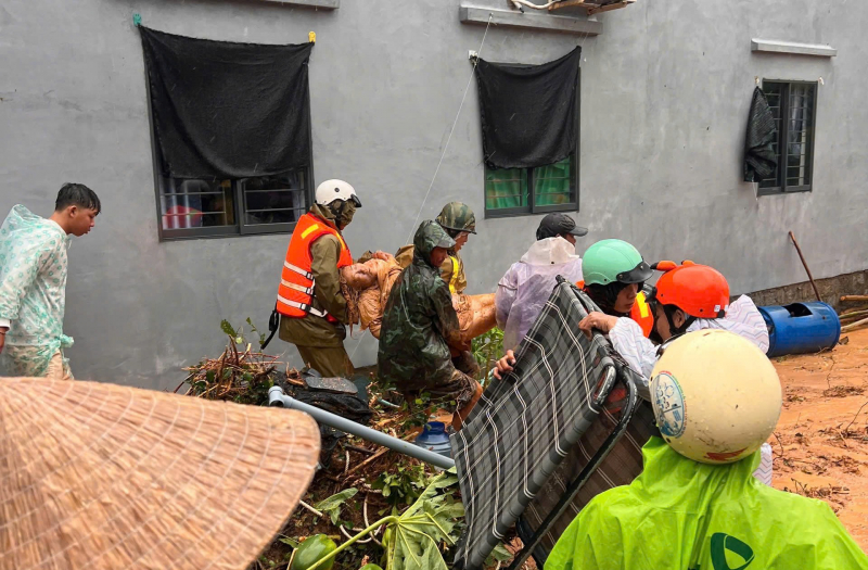 Mưa lớn gây sạt lở núi, Bí thư chi đoàn khu phố bị đất đá đè tử vong -0