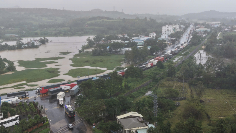 រោងចក្រ​វារីអគ្គិសនី​បញ្ចេញ​ទឹក​ជំនន់ ផ្ទះ​រាប់​ពាន់​ខ្នង​លិច​ក្នុង​ទឹក -0