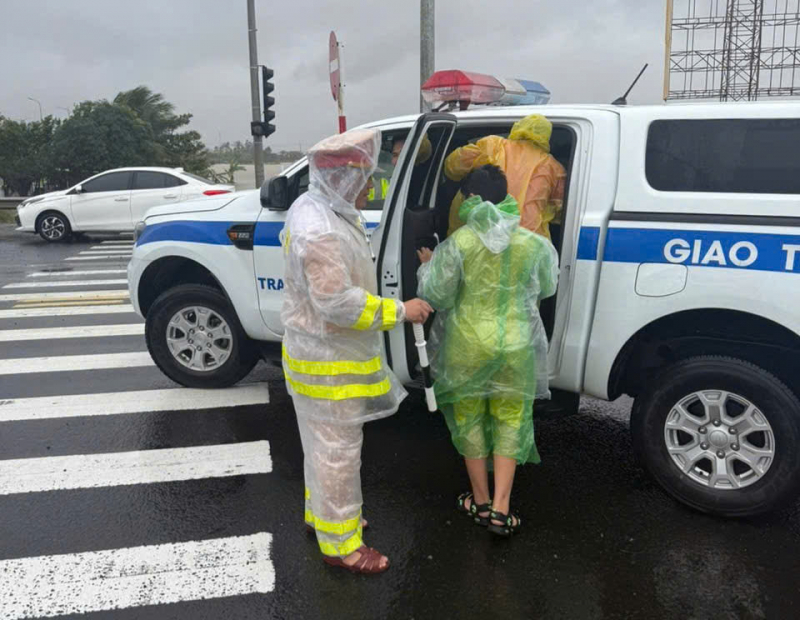 CSGT điều khiển xe công vụ vượt mưa lũ đưa sản phụ và bệnh nhân đến bệnh viện -0