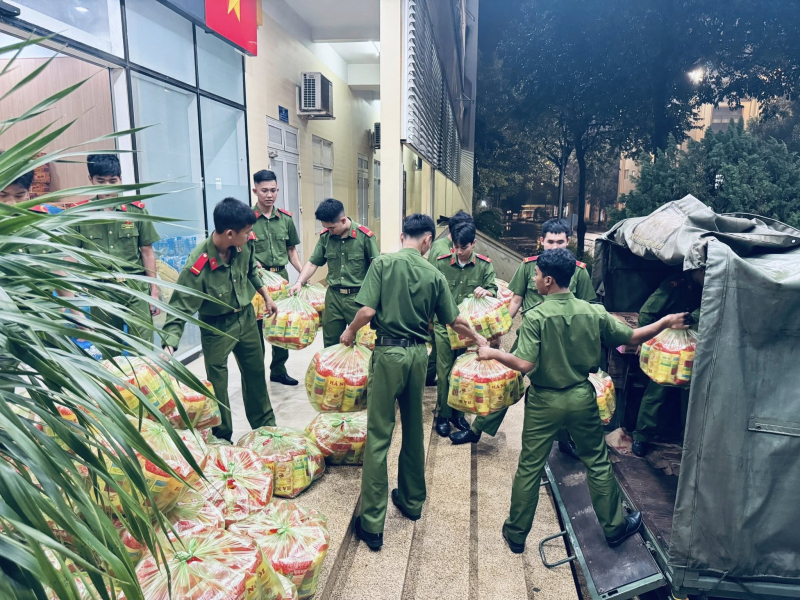 Chuẩn bị hàng chục tấn hàng cứu trợ bà con vùng lũ khẩn cấp trong đêm -0