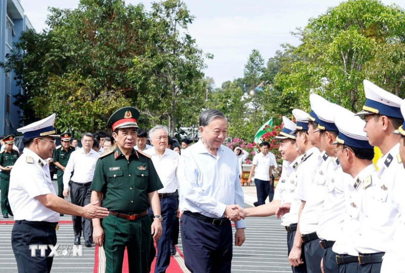 ທ່ານ​ເລຂາທິການ​ໃຫຍ່ To Lam ຢ້ຽມຢາມ ​ແລະ ​ເຮັດ​ວຽກ​ຢູ່​ເຂດ​ທະຫານ​ເຮືອ 5 -0