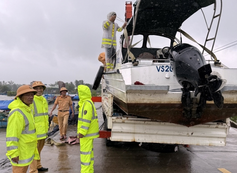 Công an các đơn vị, địa phương khẩn trương sơ tán người dân ra khỏi khu vực nguy hiểm, bị nước lũ cô lập -0