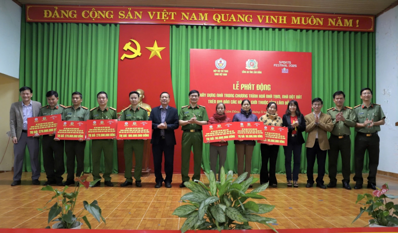 Hiệp hội Thể thao Công an nhân dân hỗ trợ xây dựng 14 nhà tạm, nhà dột nát tại Lâm Đồng -0