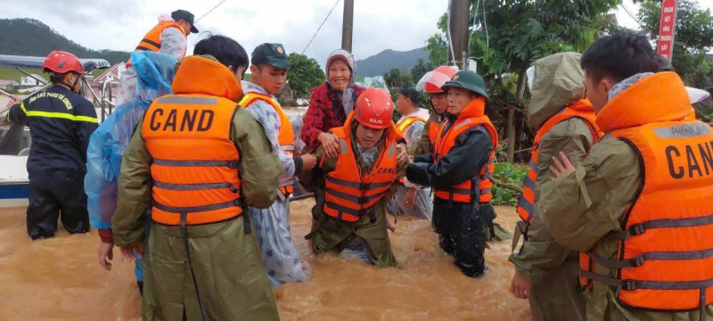 Công an các đơn vị, địa phương khẩn trương sơ tán người dân ra khỏi khu vực nguy hiểm, bị nước lũ cô lập -0