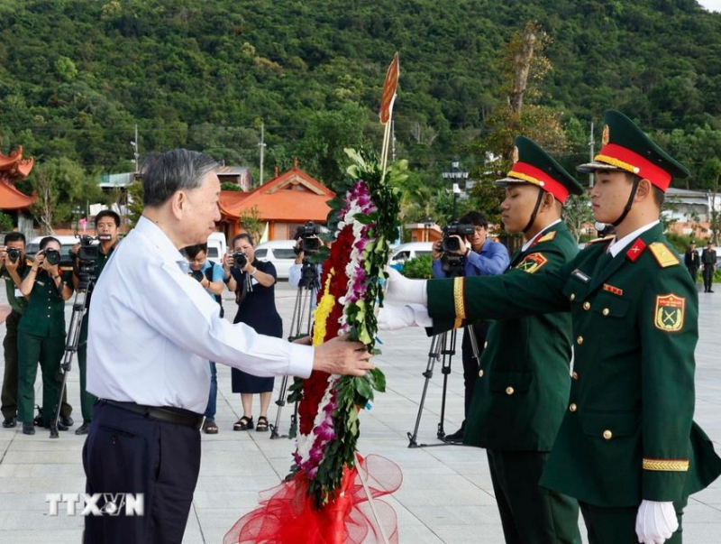 Tổng Bí thư dâng hương tưởng niệm Chủ tịch Hồ Chí Minh và các liệt sĩ ở Phú Quốc -0