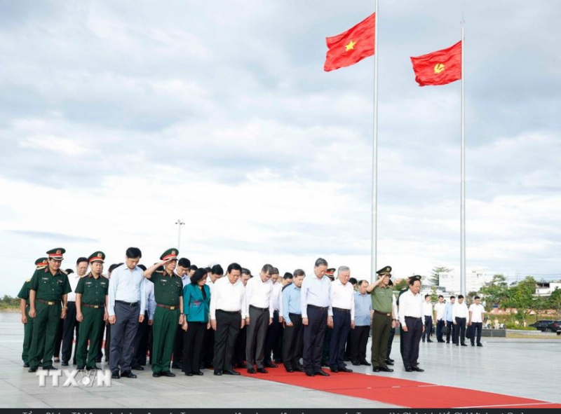 Tổng Bí thư dâng hương tưởng niệm Chủ tịch Hồ Chí Minh và các liệt sĩ ở Phú Quốc -0