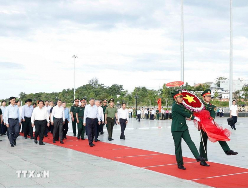 Tổng Bí thư dâng hương tưởng niệm Chủ tịch Hồ Chí Minh và các liệt sĩ ở Phú Quốc -2