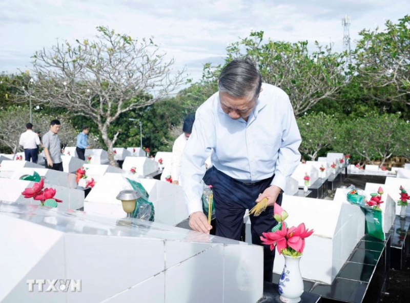 Tổng Bí thư dâng hương tưởng niệm Chủ tịch Hồ Chí Minh và các liệt sĩ ở Phú Quốc -0
