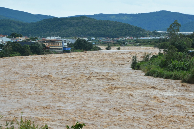 Công an các đơn vị, địa phương khẩn trương sơ tán người dân ra khỏi khu vực nguy hiểm, bị nước lũ cô lập -0
