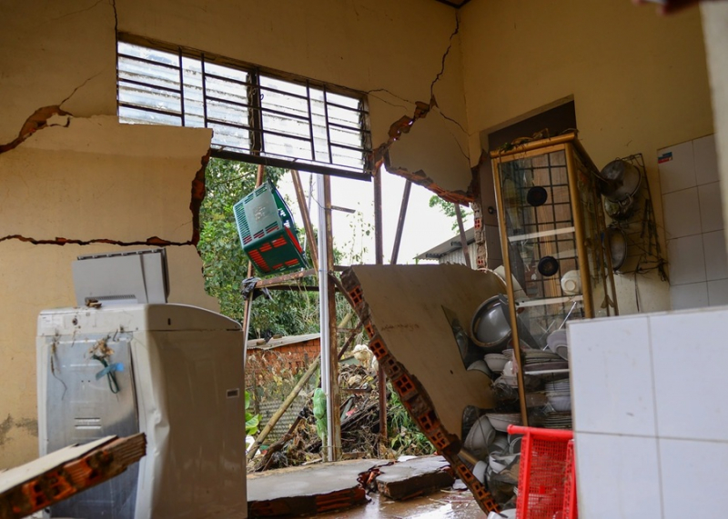 Công an các đơn vị, địa phương khẩn trương sơ tán người dân ra khỏi khu vực nguy hiểm, bị nước lũ cô lập -1