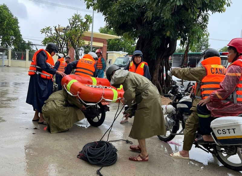 Công an các đơn vị, địa phương khẩn trương sơ tán người dân ra khỏi khu vực nguy hiểm, bị nước lũ cô lập -0