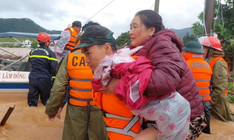 Công an các đơn vị, địa phương khẩn trương sơ tán người dân ra khỏi khu vực nguy hiểm, bị nước lũ cô lập -1