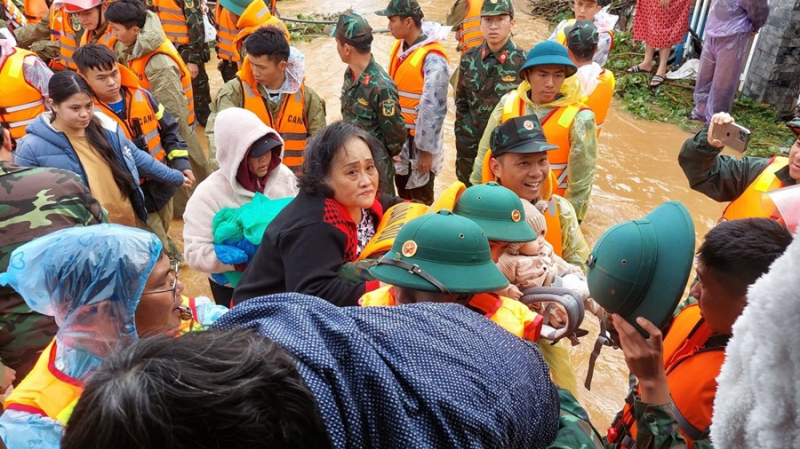 Công an các đơn vị, địa phương khẩn trương sơ tán người dân ra khỏi khu vực nguy hiểm, bị nước lũ cô lập -0